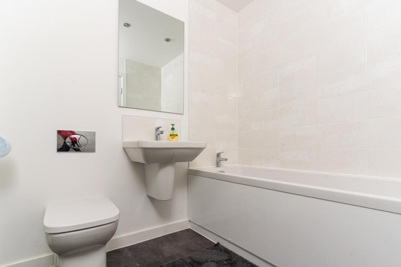 Spacious 3 Bedroom House In Glasgow City With Private Parking & Garden Exterior photo